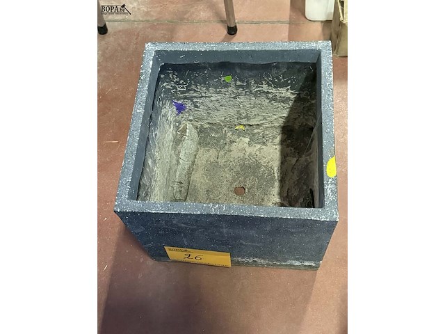 Lot 26 - bloembakken kubus polyester kunststof - afbeelding 2 van  4