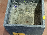 Lot 26 - bloembakken kubus polyester kunststof - afbeelding 2 van  4