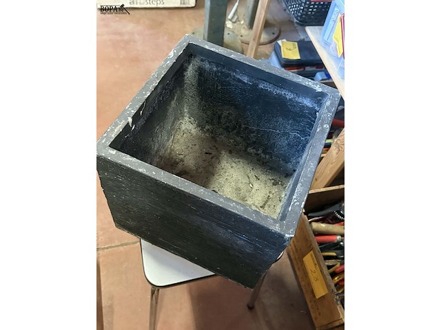 Lot 26 - bloembakken kubus polyester kunststof - afbeelding 3 van  4