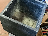 Lot 26 - bloembakken kubus polyester kunststof - afbeelding 3 van  4