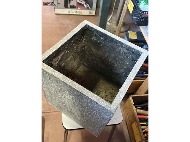 Lot 26 - bloembakken kubus polyester kunststof - afbeelding 4 van  4