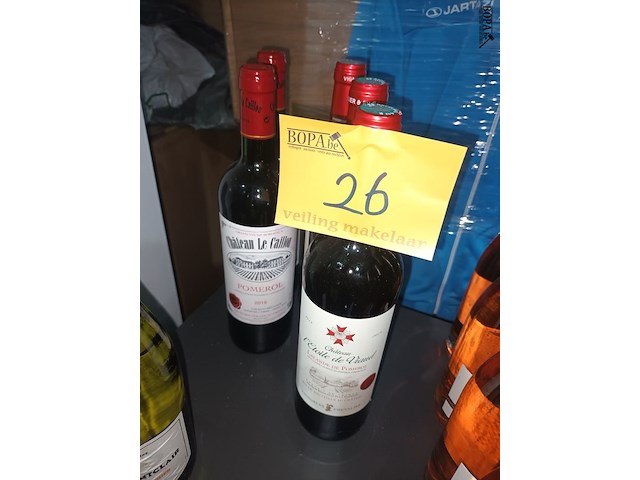 Lot 26 - flessen rode wijn pomerol. 5 stuks - afbeelding 1 van  4