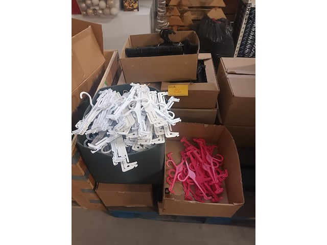Lot 26 - gekleurde kleerhangers voor lingerie - afbeelding 1 van  3