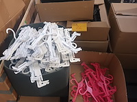 Lot 26 - gekleurde kleerhangers voor lingerie - afbeelding 1 van  3