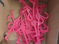 Lot 26 - gekleurde kleerhangers voor lingerie - afbeelding 2 van  3