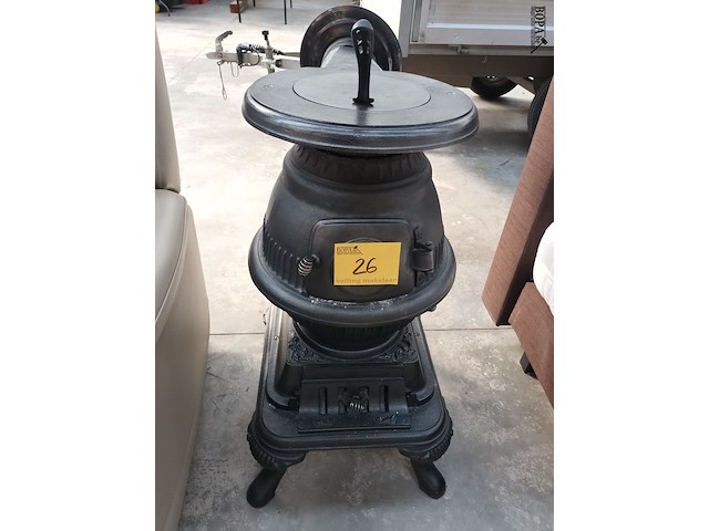 Lot 26 - gietijzeren kolenkachel - afbeelding 1 van  8