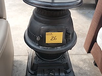 Lot 26 - gietijzeren kolenkachel - afbeelding 1 van  8