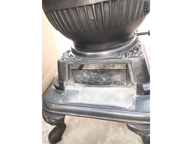 Lot 26 - gietijzeren kolenkachel - afbeelding 6 van  8