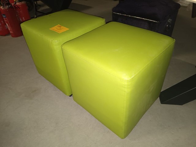 Lot 26 - groene zitkubus. 2 stuks - afbeelding 1 van  3