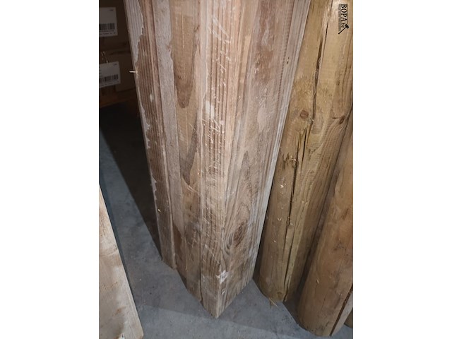 Lot 26 - houten balk. 4 stuks - afbeelding 2 van  3