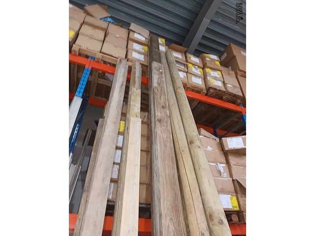 Lot 26 - houten balk. 4 stuks - afbeelding 3 van  3