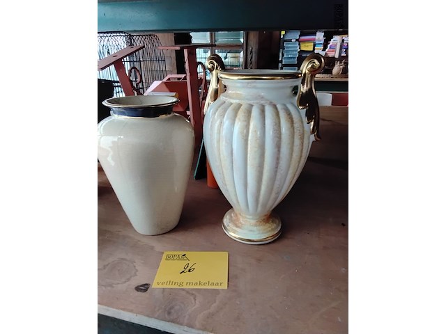 Lot 26 - klassieke vazen - afbeelding 1 van  4