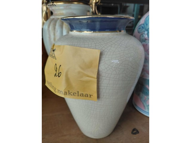 Lot 26 - klassieke vazen - afbeelding 2 van  4