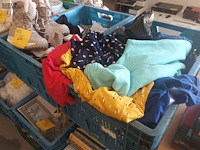 Lot 26 - kledij en schoenen. 2 bakken