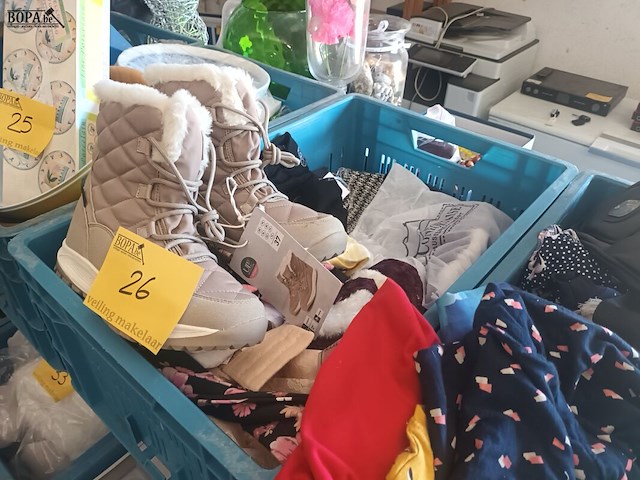 Lot 26 - kledij en schoenen. 2 bakken - afbeelding 2 van  2