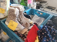 Lot 26 - kledij en schoenen. 2 bakken - afbeelding 2 van  2