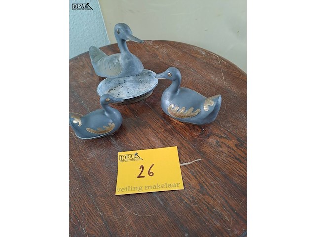 Lot 26 - lot vintage tinnen eenden met koperen accenten en bijhorend - afbeelding 1 van  1