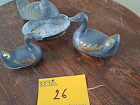Lot 26 - lot vintage tinnen eenden met koperen accenten en bijhorend