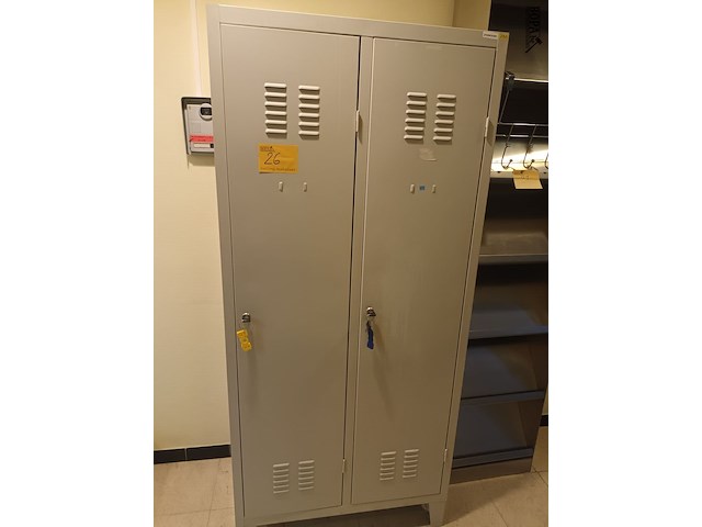 Lot 26 - metalen lockerkast - afbeelding 1 van  3
