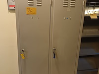 Lot 26 - metalen lockerkast - afbeelding 1 van  3