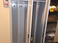 Lot 26 - metalen lockerkast - afbeelding 2 van  3