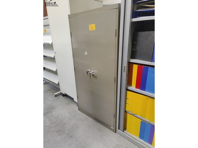 Lot 26 - metalen mewaf kast - afbeelding 1 van  3