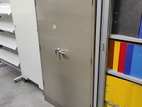 Lot 26 - metalen mewaf kast - afbeelding 1 van  3