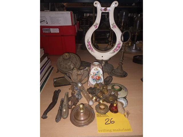 Lot 26 - onderdelen van antieke decoratie - afbeelding 1 van  6