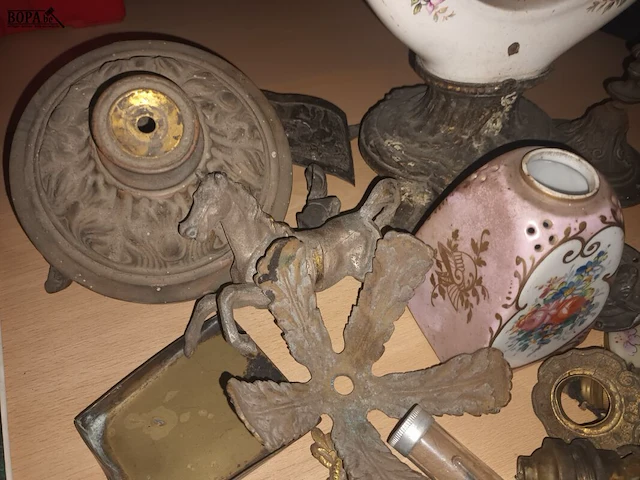 Lot 26 - onderdelen van antieke decoratie - afbeelding 2 van  6