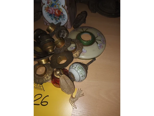 Lot 26 - onderdelen van antieke decoratie - afbeelding 3 van  6