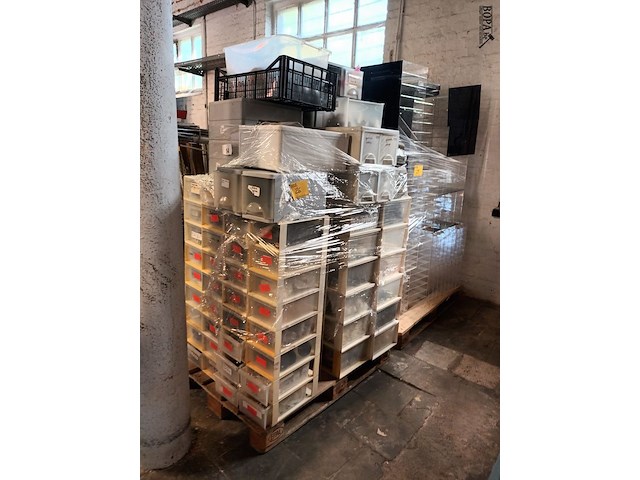 Lot 26 - onderdelen voor gordijn installatie - afbeelding 1 van  5