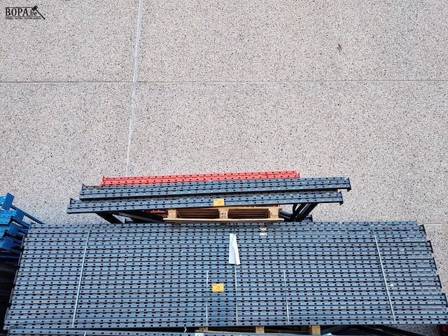 Lot 26 - palletstelling met 13 staanders - afbeelding 1 van  4