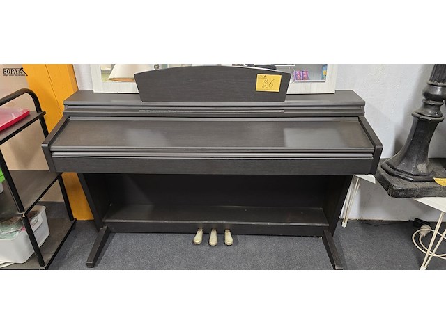 Lot 26 - piano werkend - afbeelding 1 van  4