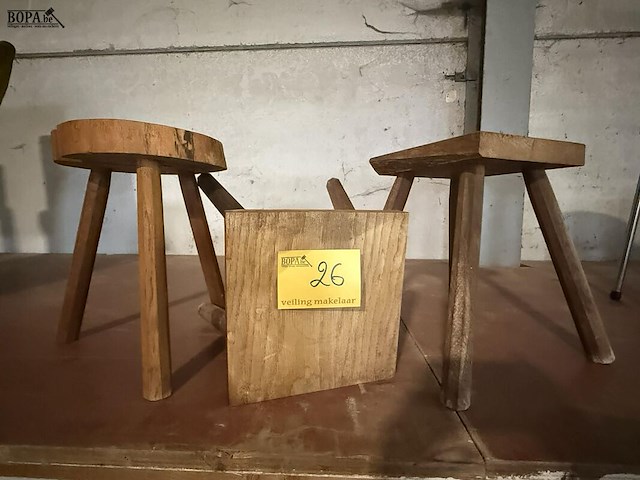 Lot 26 - rustieke houten krukken - afbeelding 1 van  3