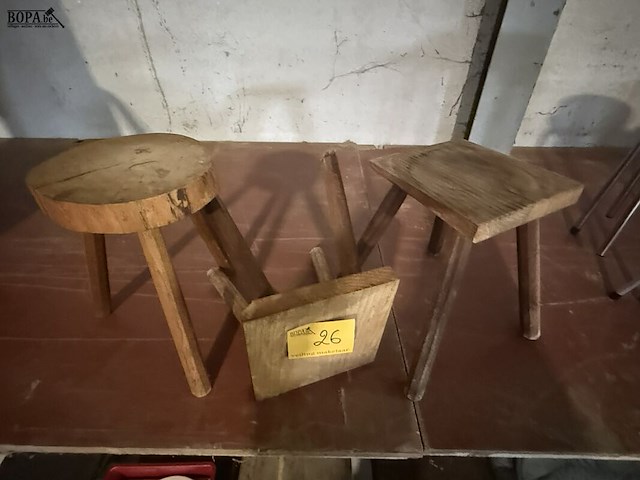 Lot 26 - rustieke houten krukken - afbeelding 2 van  3