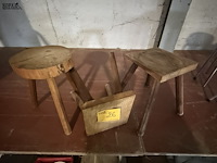 Lot 26 - rustieke houten krukken - afbeelding 2 van  3