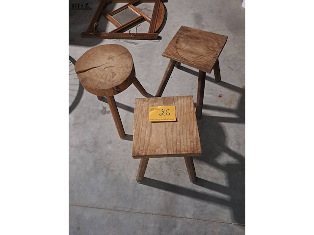 Lot 26 - rustieke houten krukken - afbeelding 3 van  3