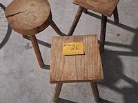 Lot 26 - rustieke houten krukken - afbeelding 3 van  3
