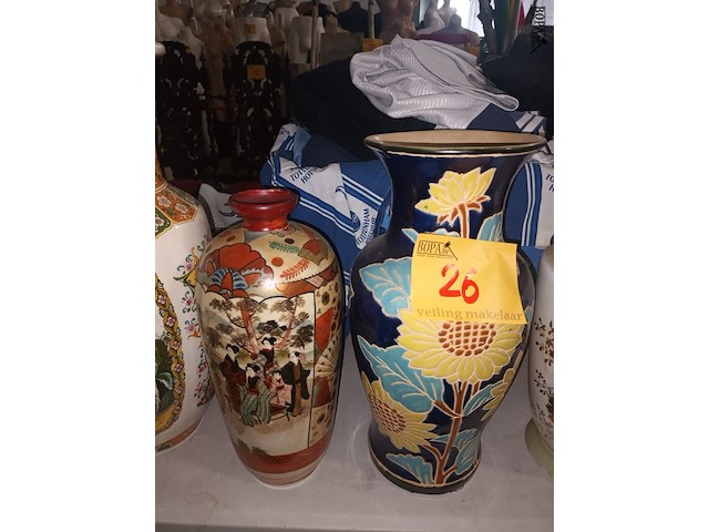 Lot 26 - vazen. 5 stuks - afbeelding 4 van  5