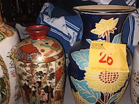 Lot 26 - vazen. 5 stuks - afbeelding 4 van  5