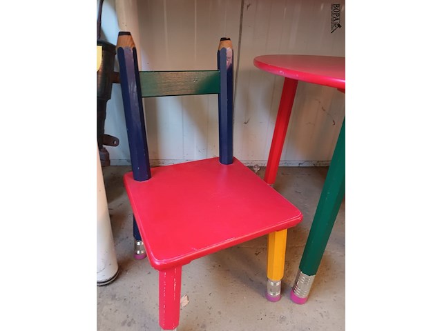 Lot 26 - vintage houten kindermeubelset - afbeelding 2 van  5