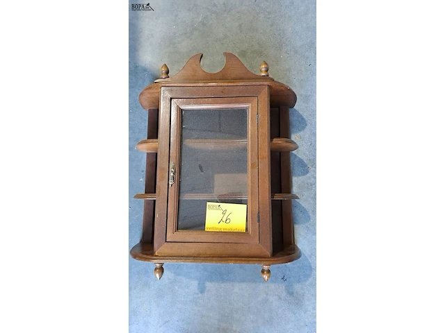 Lot 26 - vintage houten wandvitrinekast - afbeelding 1 van  5