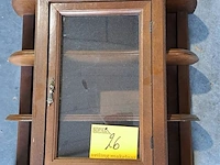 Lot 26 - vintage houten wandvitrinekast