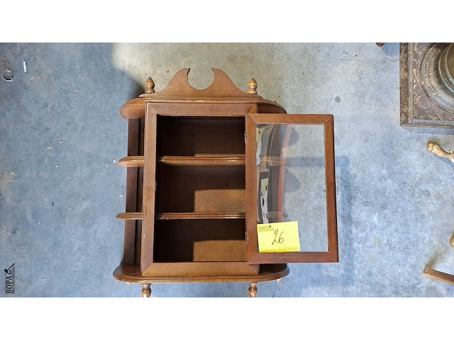 Lot 26 - vintage houten wandvitrinekast - afbeelding 2 van  5