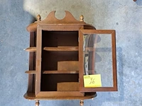 Lot 26 - vintage houten wandvitrinekast - afbeelding 2 van  5