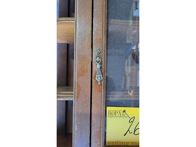 Lot 26 - vintage houten wandvitrinekast - afbeelding 3 van  5