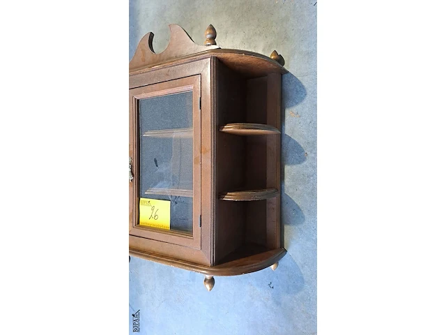 Lot 26 - vintage houten wandvitrinekast - afbeelding 4 van  5