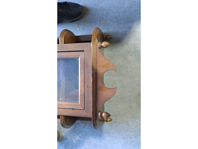 Lot 26 - vintage houten wandvitrinekast - afbeelding 5 van  5