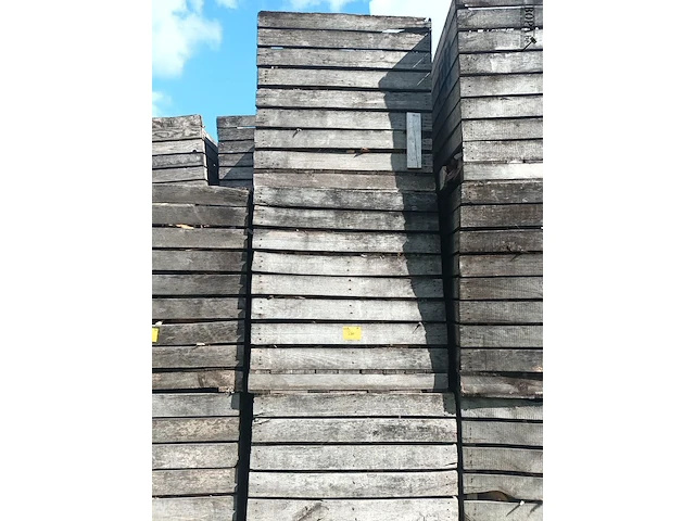 Lot 260 - houten kist met zaagmeel. 3 stuks - afbeelding 1 van  1