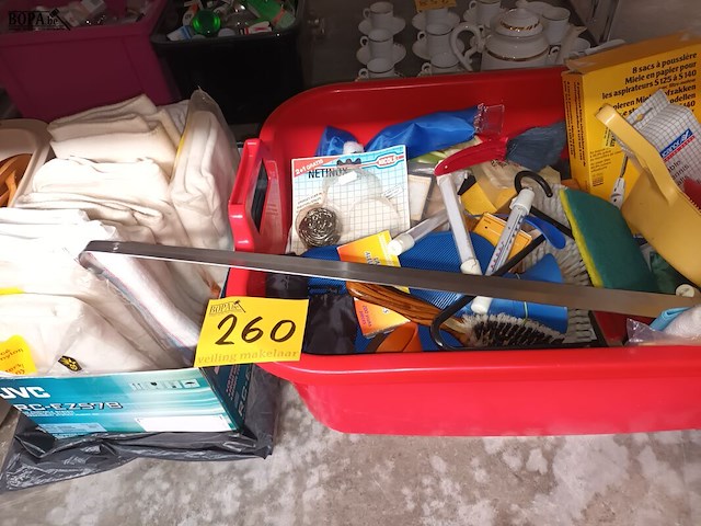 Lot 260 - huisraad en poetsmateriaal. 3 bakken - afbeelding 1 van  1